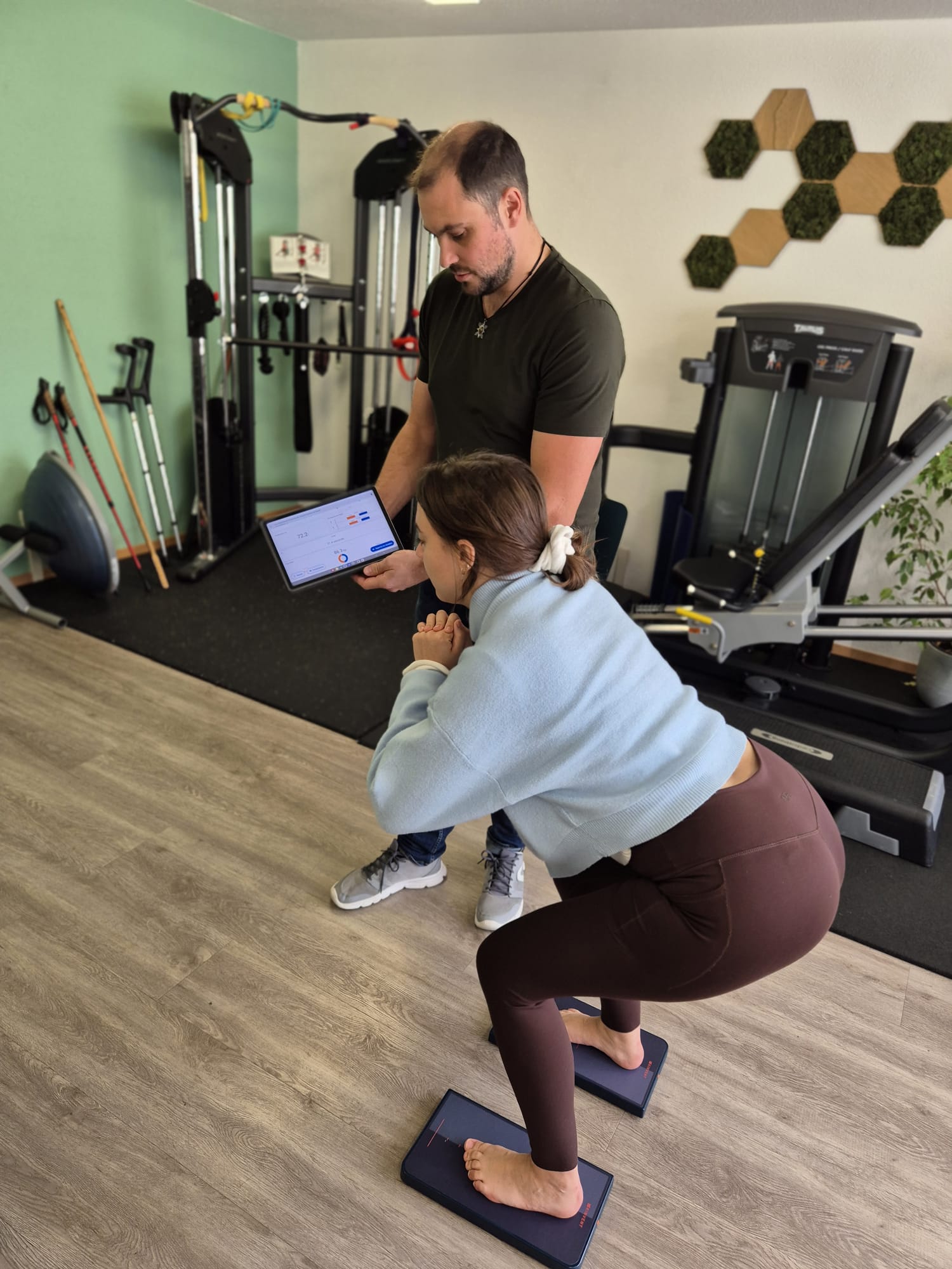 Un physiothérapeute évalue la force d'une patiente.